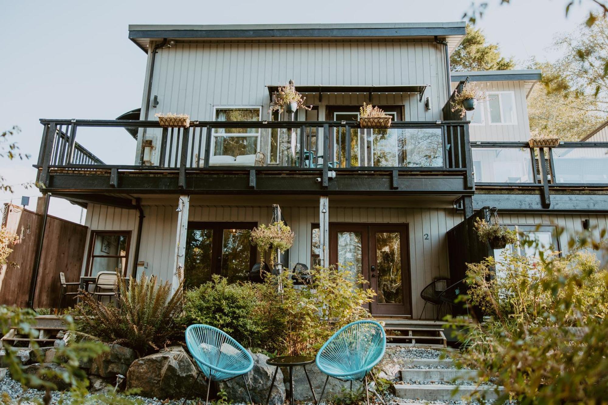 Lunar Cove Inn Charters And Tours Tofino Exterior photo